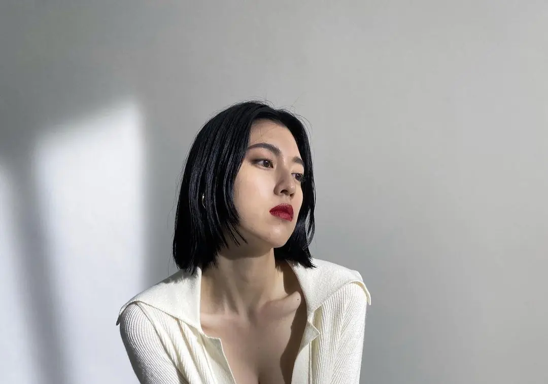 《今際之國的闖關者》三吉彩花保養技巧大公開！純欲臉蛋全靠「每天 30 次！」