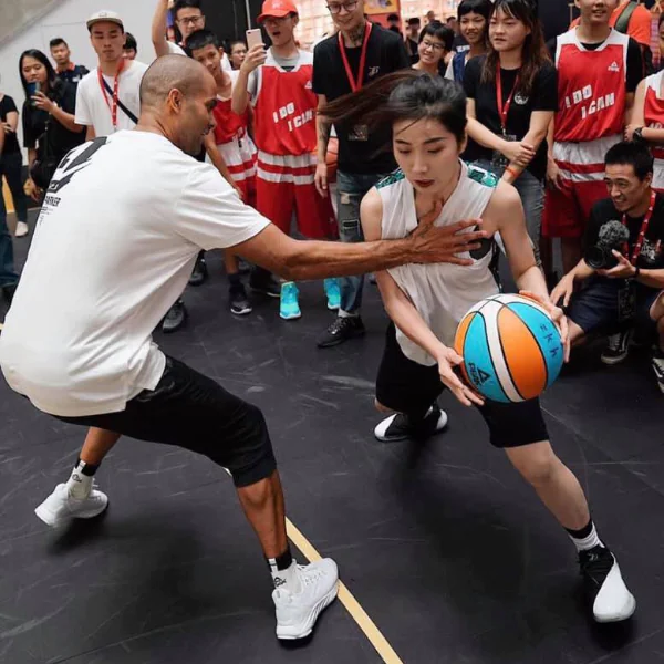 守錯顆球了！Tony Parker 跟女球迷單挑不慎「襲胸」，當事人不以為意：「可以跟他打球很開心！」