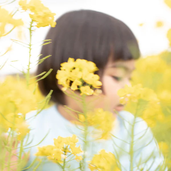 這件開襟外套居然 40 週年了！agnès b. 舉辦攝影展慶祝 Snap Cardiagn 與我們的青春，網友觀後感：「好不想長大啊～」