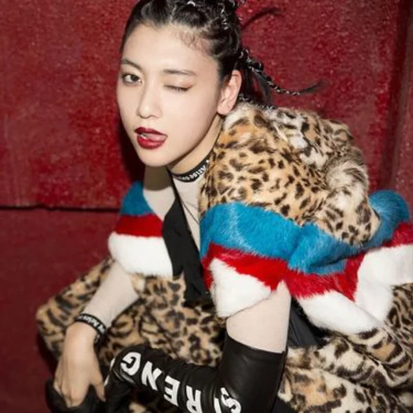 「送飲料的哪有這麼正？」周杰倫新歌女主角「三吉彩花」私下竟是個陷阱妹！網友：根本不同人吧⋯