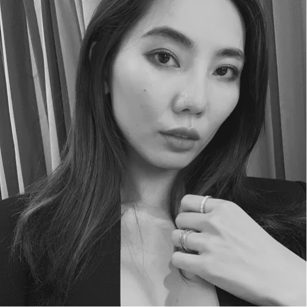狗哥好眼光！熱狗辣模女友「外套內沒穿」！透視裝「胸前 2 點見客」自嘲：點點比瓶蓋大！