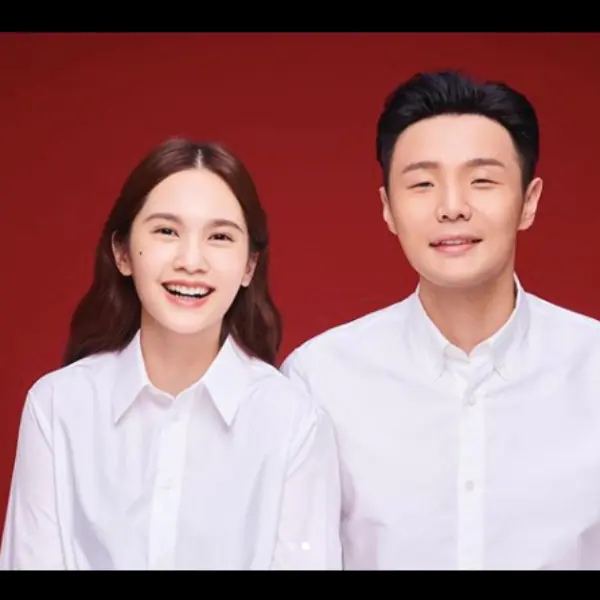 這算是第一張婚照吧？楊丞琳、李榮浩「多張領證照」曝光：「祝福我們都收到了，謝謝！」