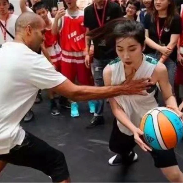 慘遭「NBA球星襲胸」！「正妹網紅」只穿內衣　一彎腰「兩顆掉出來」！