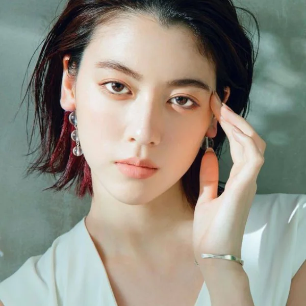 周杰倫看了都讚不絕口！三吉彩花就靠這 3 樣「心機單品」，坐穩「新一代 J 女郎」寶座！