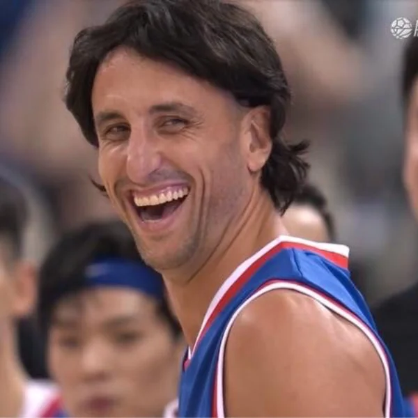 MANU 帶「假髮」打名人賽瘋狂自嘲！PARKER 帶頭和全場球迷笑翻天…