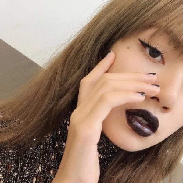 LISA 畫有夠辣，妳畫就像中毒了？Hold 不住這股「黑唇趨勢」可能是少做了這 2 個小動作⋯