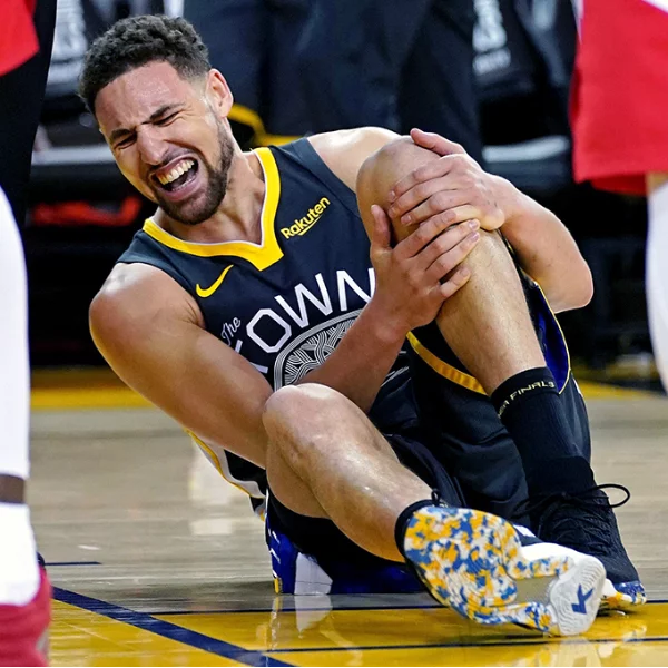 勇迷傷腦筋！Klay Thompson 真有辦法明年 2 月復出？美國知名「膝蓋權威」這麼說了⋯
