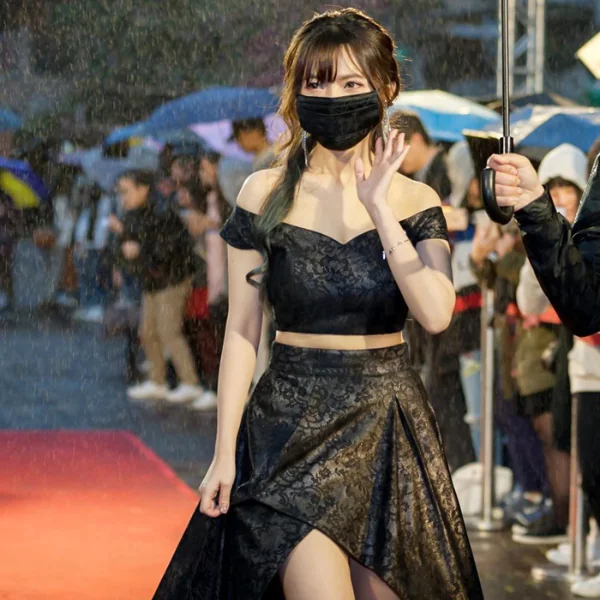 「關關」公開「高解析近拍畫面」揭身體部位「嚴重凹陷」不自覺摳到滿是坑：我知道很醜⋯