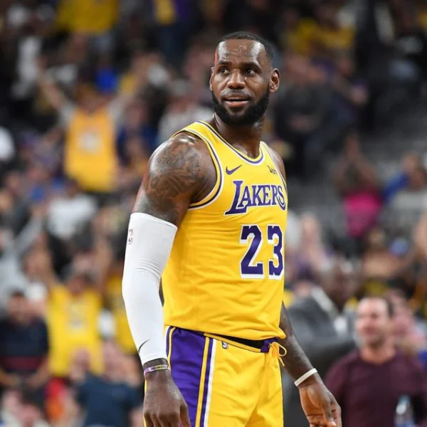 Curry 衝到前 10、Kobe 只排第 14？！美媒評選「NBA 史上前 50 大球星」榜單出爐！