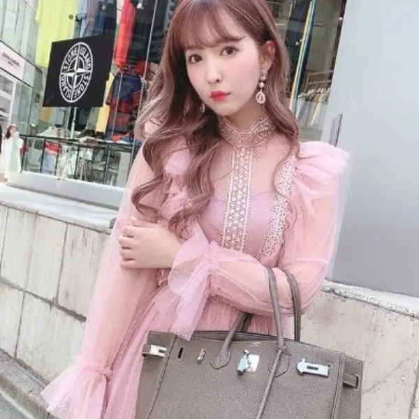 現在 AV 女優不只比身材，還要比潮度？揭開三上悠亞「精品包蒐藏」，狂到必須看部片壓壓驚！