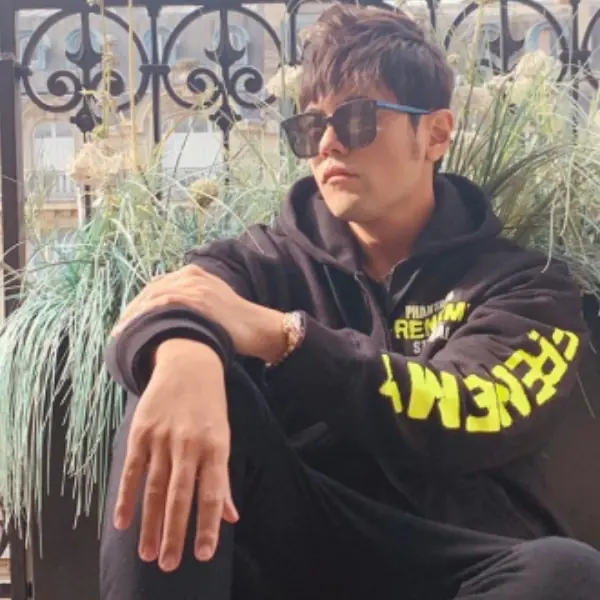 你們穿這麼帥，我怎麼可以不哭！周杰倫、林俊傑「潮物」大 PK，原來這些「台灣」都買得到！