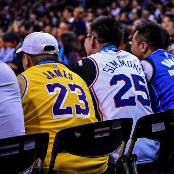 「跟風型」永遠都只喜歡強隊！特搜 10 種常見的 NBA 球迷，最被大家討厭的類型是...
