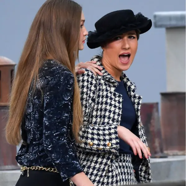 扯！香奈兒大秀路人闖上台走秀，Gigi Hadid 「超帥神救援」！如今亂入原因曝光了⋯