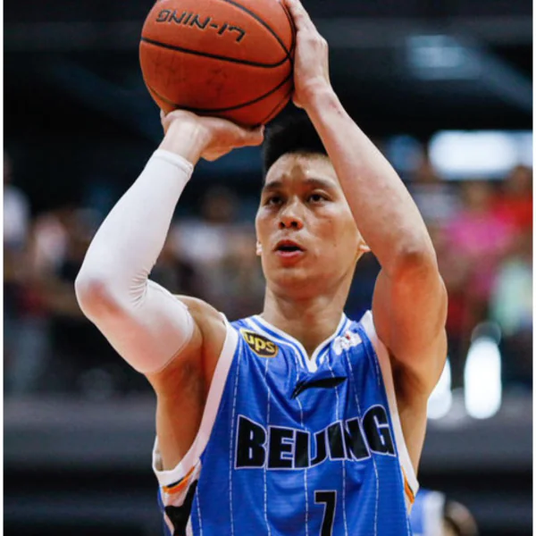 NBA 9 年資歷不是假的！林書豪 CBA 處女秀輕鬆拿 21 分，開賽不到 18 秒外線空心入網！