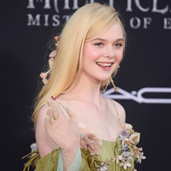 真迪士尼公主！Elle Fanning 浪漫長裙現身《黑魔女 2》首映會，仙女氣息迷倒全場！