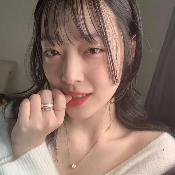 不愛穿內衣，倒是很懂戴！雪莉就靠「這 3 招」就算穿少少還是時尚度爆棚！