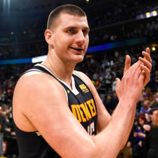 脖子都快不見了！NBA 全明星中鋒 Nikola Jokic「體態又崩壞」嚇歪球迷：哪裡來的肥宅？！