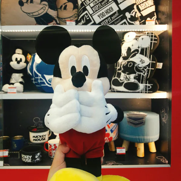 米奇控要瘋了！7-11 聯名「米奇與好朋友主題店」繽紛開幕，超過 70 種限定周邊讓你買到剁手