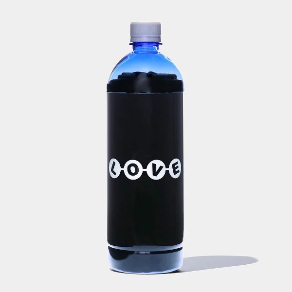 fragment design x Poggy 推出聯名T　重點它的包裝是帥到不行的寶特瓶啊！