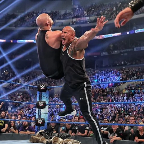 帥炸！巨石強森重返 WWE 摔角擂台，狂放大招狠揍 Baron Corbin 引粉絲瘋狂尖叫！