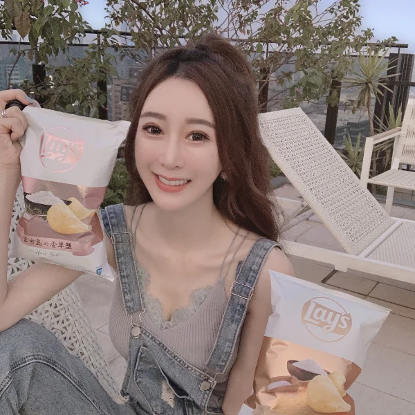 就是它！引爆了各大網美的少女心，顏質最高的「樂事日式鹽系列餅乾」來了，古銅金與玫瑰金的超絕美外型讓網友直呼：「這餅乾太美」
