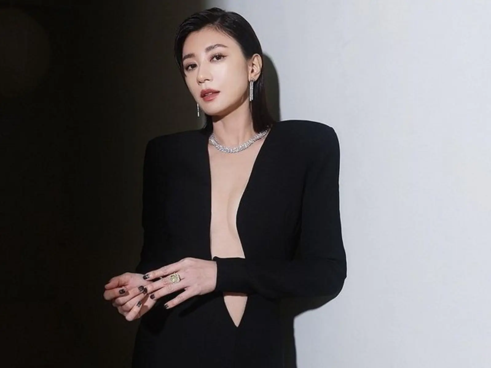 看了好想娶回家！回顧賈靜雯 3 大「絕美女神 Look」，網友：到底吃什麼可以越長越回春？