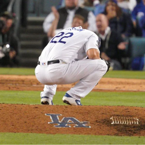 超級失落！Kershaw 慘遭國民打者「背靠背」全壘打，下場獨自抱頭懊惱：我什麼也做不了...