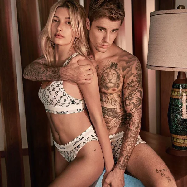 慶祝 Calvin Klein 五十週年，小賈斯汀和海莉同框親密放閃