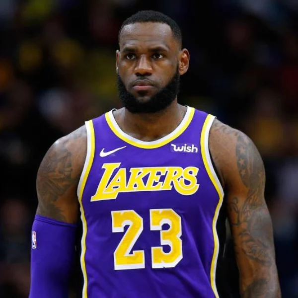 正值顛峰的 Kawhi Leonard 會比逐漸老態的 LBJ 還要強嗎？美媒：他只有「這點」贏過詹皇！