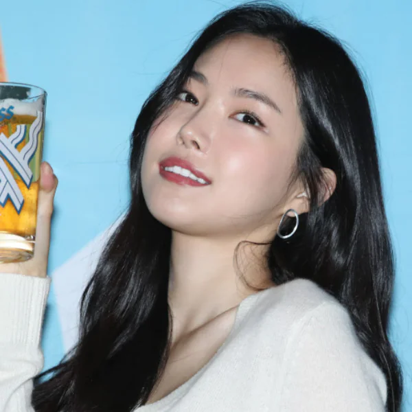換髮型竟然也能換張臉？Apink 孫娜恩陷入整型疑雲，舊照一比「這個」就是變臉關鍵！