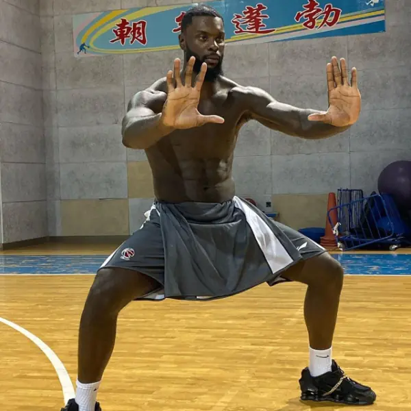 積極融入中國生活！STEPHENSON 喝假酒吃炒飯打太極，越來越「接地氣」