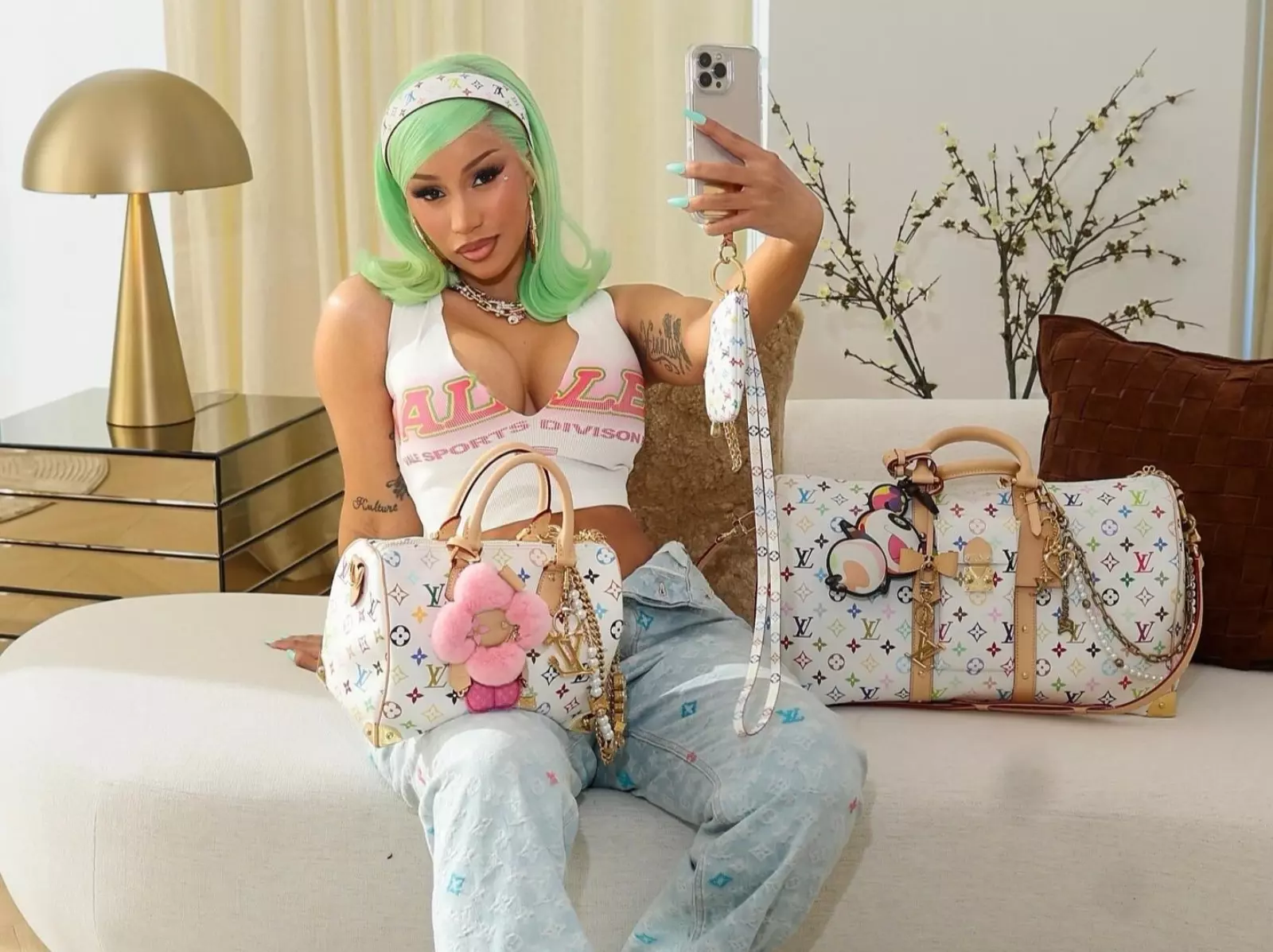 Cardi B 出庭迷因、百變造型爆紅！5 大超狂曬包行徑嚇翻網友：「有錢就是任性！」