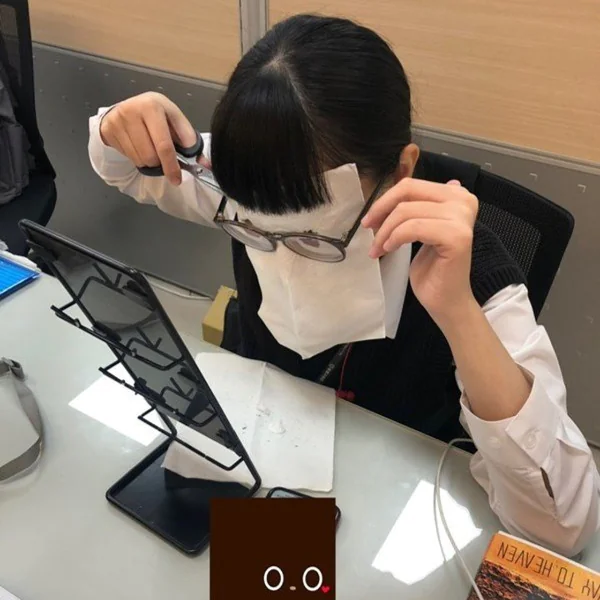 自己剪瀏海總是失敗？台女自製「 0 元剪髮神器」引熱議！網讚：在辦公室就可開剪了！