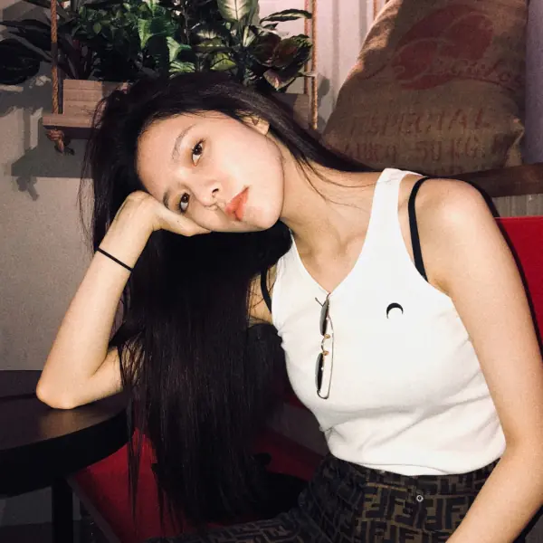 她穿過的衣服必 Sold Out！這位號稱「中國泫雅」的高冷潮妹憑什麼成為「新生代帶貨女王」？