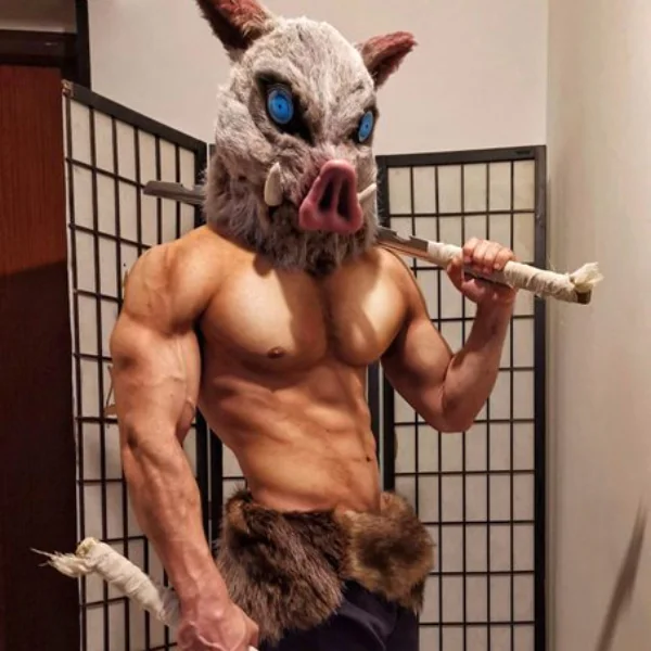 帥到不行！《鬼滅之刃》伊之助 Cosplay 太猛，網友驚：這肌肉量比動漫更誇張！