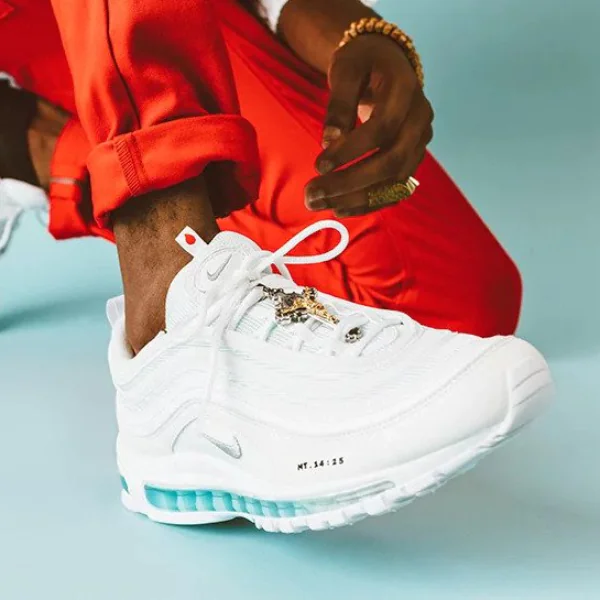要價台幣 6 萬的耶穌你敢踩？！Nike Air Max 97 這次讓你「踩在水上」，超狂細節網友全都驚呆！