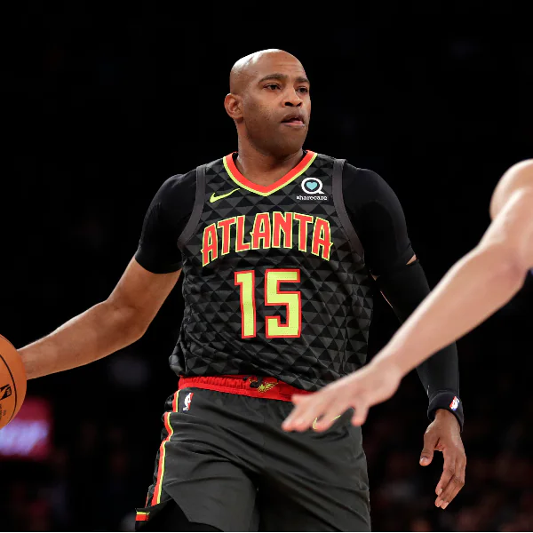 「半人半神」再現！42 歲老將 Vince Carter 4 分鐘內狂飆 14 分，底下老鷹隊友直接嗨翻天！