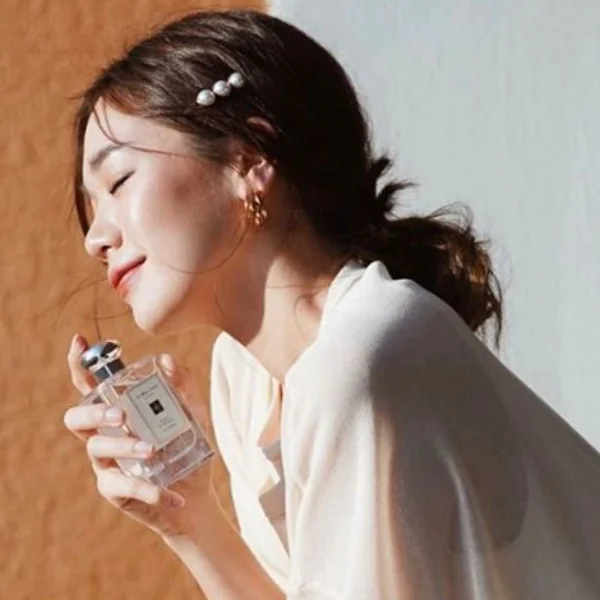 別在身上就能香噴噴？6 個超新奇「香水替代小物」髮帶、手環、別針通通有！