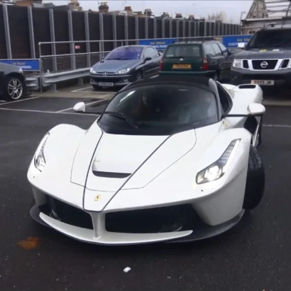 【老 J 推車】有夠兇！細數「地獄廚神」戈登 5 大名車收藏，「千萬法拉利」當玩具一樣在開！
