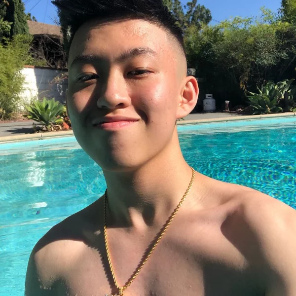 偶像劇真實上演？饒舌歌手 Rich Brian 演唱會上「煞到台下粉絲」發動IG 尋人，後續發展超浪漫～