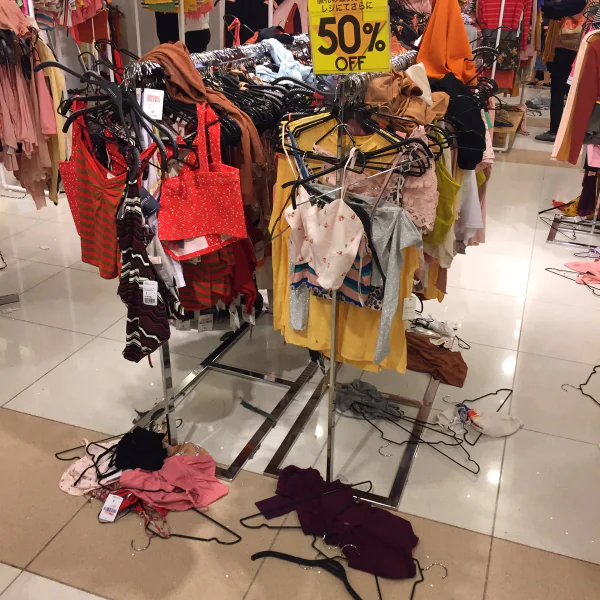 試穿完就扔地上！日本 Forever 21 倒閉前出清大拍賣，東京澀谷店搶購現場超凌亂！