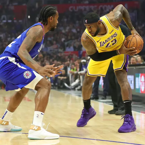 快艇主場開幕戰遭湖人球迷砸場！KAWHI 一露面就被狂噓，詹皇罰球被喊 MVP