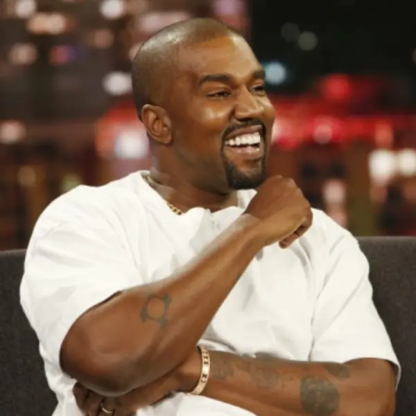 狗叔撿到火箭砲！最新 Yeezy 拖鞋高清釋出，Snoop Dogg 直呼「現在是在賣監獄拖鞋吧！」