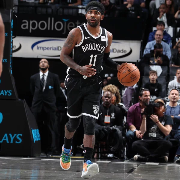 NBA 速報 ／ 狂砍 50 分仍輸球！Kyrie Irving 籃網初登場上演飆分秀，最後一擊失利當場抱頭懊惱不已！