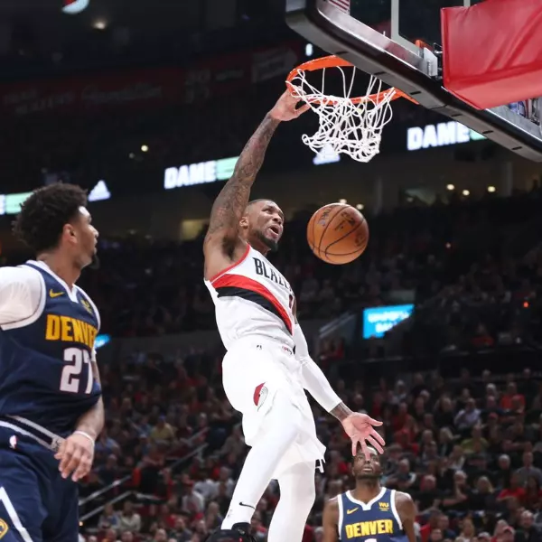 NBA 速報 ／ 一氣呵成！Damian Lillard 華麗大轉身晃倒防守者，殺入禁區「單手暴扣」震撼全場球迷！