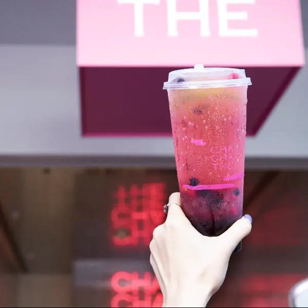網美們請注意！CHA CHA THÉ 全新手搖飲店入駐台北東區，時尚、粉色⋯這不打卡不行吧！
