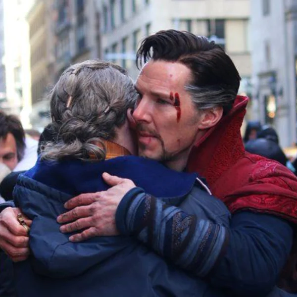 女星生病怕傳染...班奈狄克康柏拜區下一秒溫馨擁抱並細語：我是 Doctor Strange！