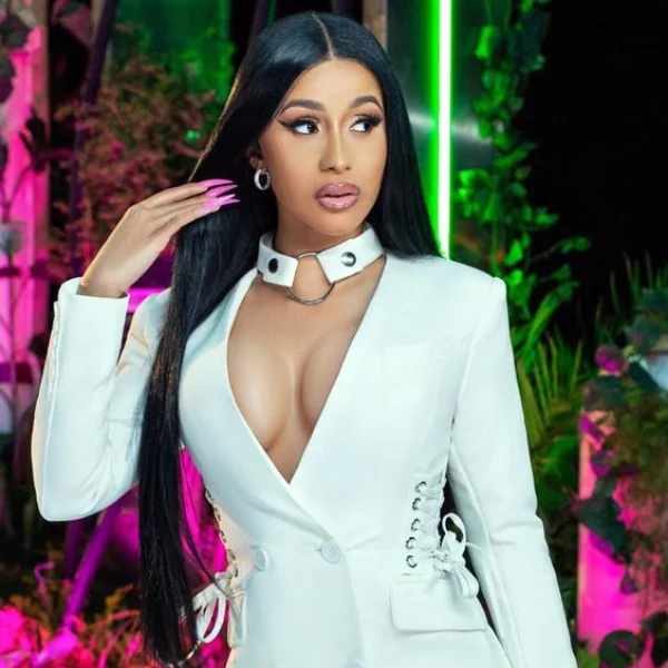 妳到底要我視線往哪兒擺？解析最狂饒舌女歌手 Cardi B 的 3 大「土豪搭配術」，網友：時尚好難懂