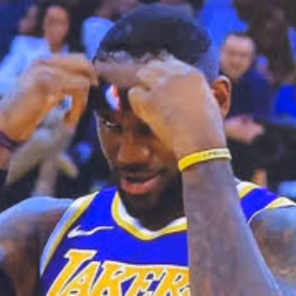 NBA 速報／「大哥你露餡了啦！」詹皇比賽「頭帶掉落」稀疏髮線現形，小老弟 AD 立刻暖心提醒把它喬好！