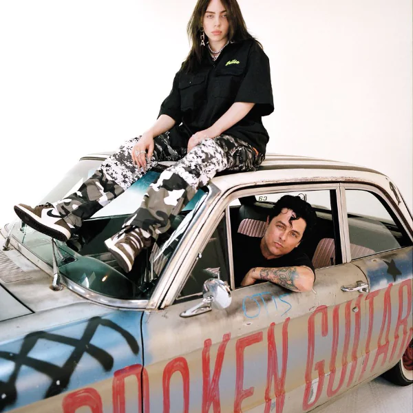 超叛逆合體！怪奇比莉和 Green Day 樂團主唱同台，粉絲興奮「兩個時代的音樂偶像」！